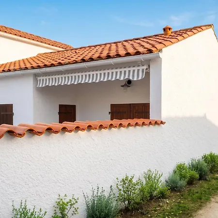 Maison Charmante Aux Mathes Avec Jardin Cloture. Holiday home
